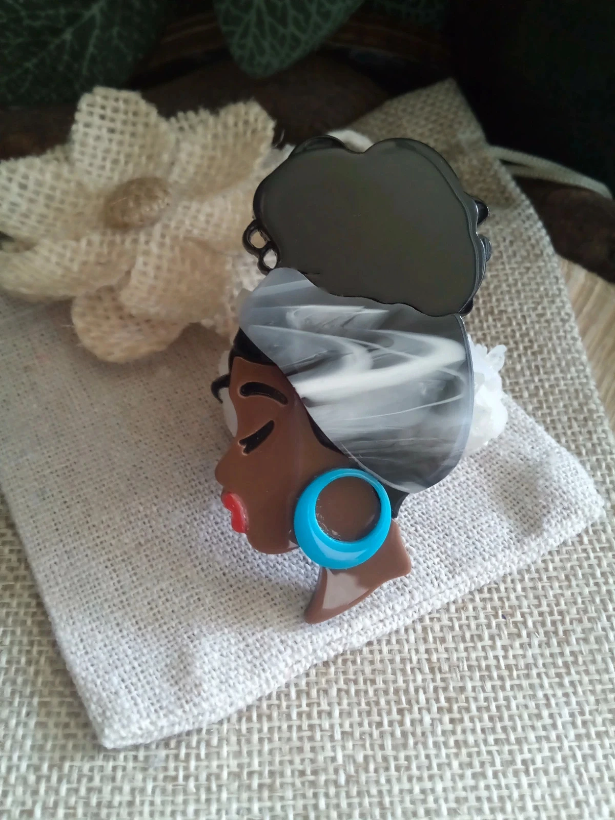 Broche tête de profil